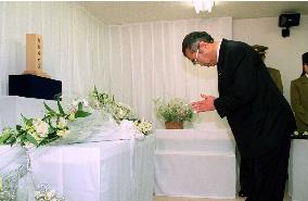 Obuchi pays respects to victims of subway gassing